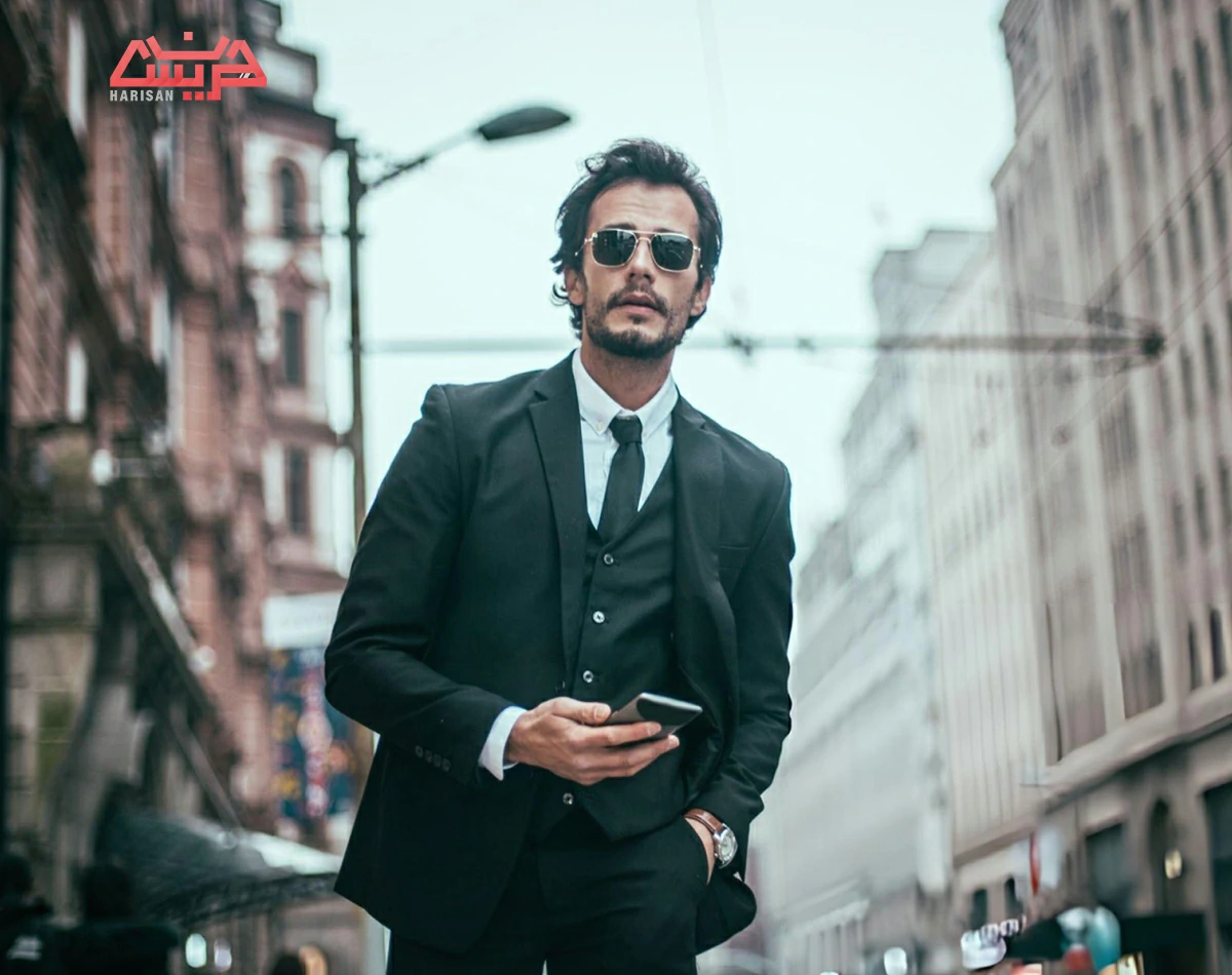 عینک آفتابی با کت و شلوار